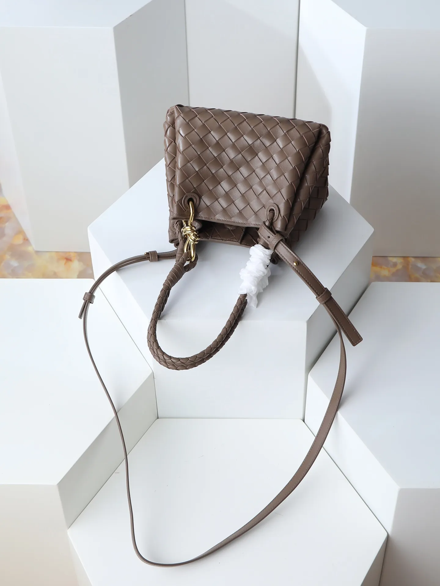 1250. Home B has a new product! Andiamo combines archive parachute handbags to inherit retro elements and integrate modern trends. The same style as Shu Qi's Night in Beijing. It is a continuation of the classic bag. It has three functions: hand carry, shoulder and cross-body. It is embellished with metal brass knot buckles. It is small and has an amazing capacity. It can easily hold all kinds of daily necessities with a box, sunglasses, small bottle, water powder, charger, and the upper body is versatile. Style number: 796569 Size: 21*17*16.5cm